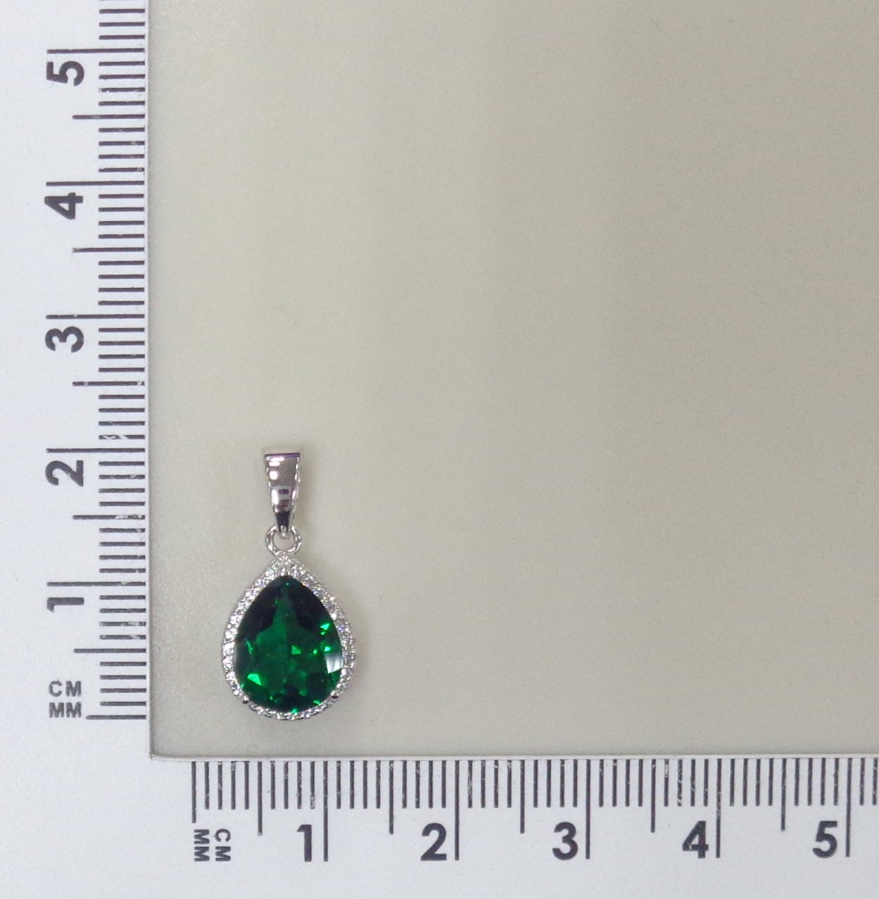 Серебряная подвеска с выращенным изумрудом